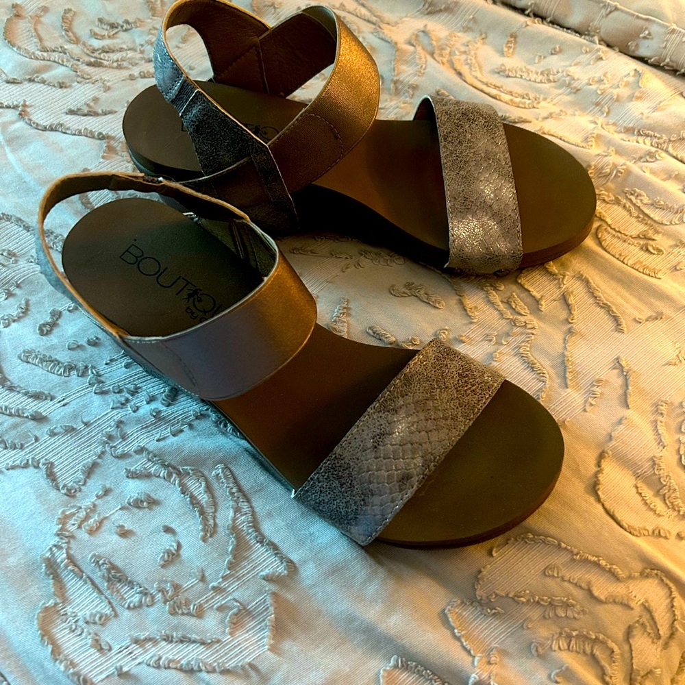 Cute Comfy Sandals. Size 8. Metallic dark silver color.